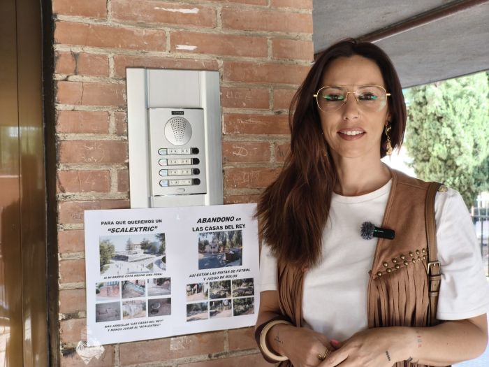 El PSOE exige a Guarinos que retire el ‘scalextric’ y escuche al vecindario de Casas del Rey, que ha empapelado el barrio en su contra