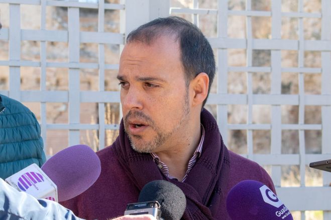 “Los gobiernos del PSOE ayudan a los desempleados de más edad, mientras Román les niega toda solidaridad”