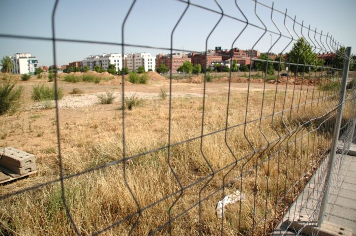 El PSOE pide a Román soluciones para que continúe la obra de los nuevos campos de fútbol, totalmente paralizada a día de hoy