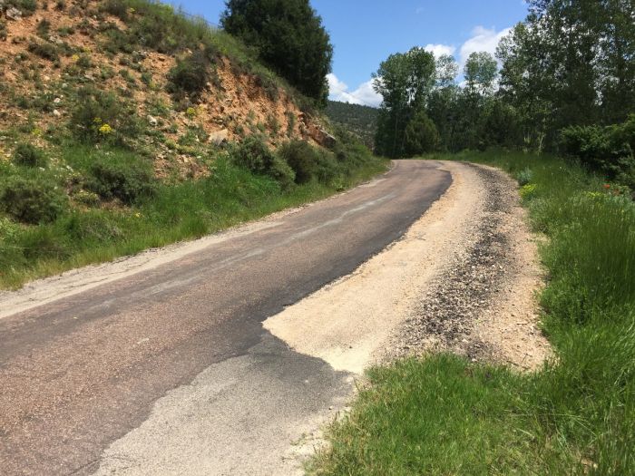 El PSOE denuncia el lamentable estado de la carretera GU-958 por los recortes del PP