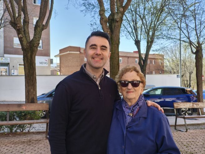 Vecinas del Alamín denuncian el mal estado de las aceras, la falta de limpieza y el abandono que sufre el barrio por el gobierno de Guarinos