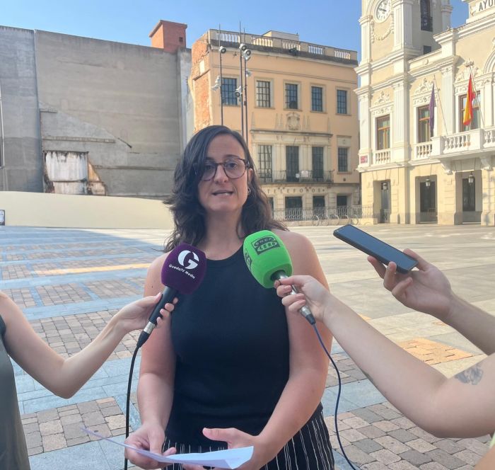 Guarinos vuelve a dejar sin trabajo a más de cien personas, reduciendo las acciones del Plan de Empleo en la ciudad, más sucia que nunca