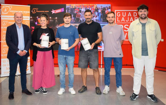 Juventudes Socialistas de la ciudad de Guadalajara entrega a la Asociación Vasija la donación recaudada en su tardeo de Ferias